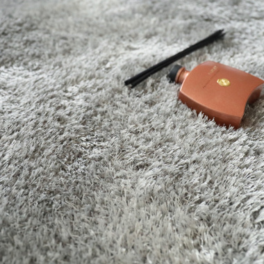 Tapis sur mesure Éclat shaggy gris clair - gros plan
