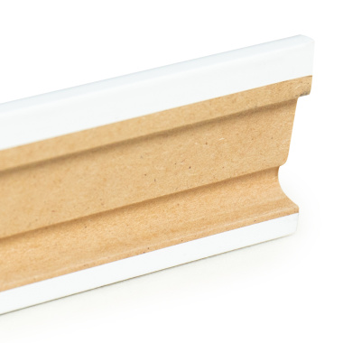 Face arrière de la plinthe blanche Modèle T avec canal de passage pour câbles