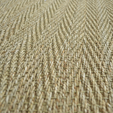 Gros plan sur la matière naturelle du tapis Bihar fin chevron