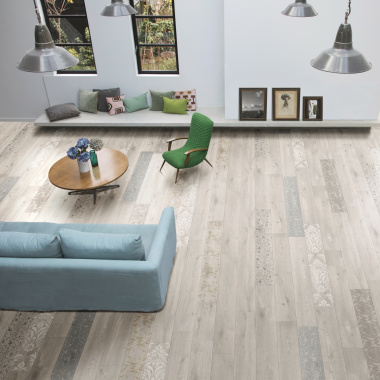 Sol Vinyle Textile - Relief 3D - Imprimé parquet clair effet pochoir volutes, lames claires et motifs volutes en salon ouvert