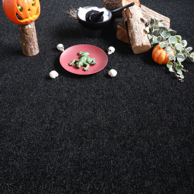 Gazon synthétique noir Event 8 mm certifié GRS, décor Halloween sur sol classé feu Bfl-S1