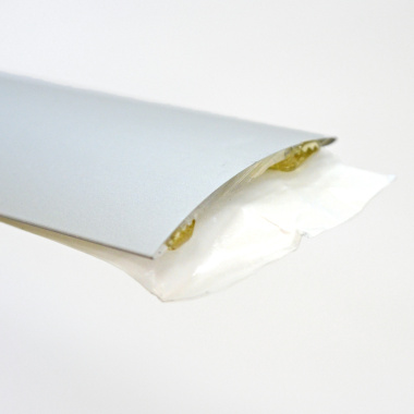 Barre de Seuil de porte Romus adhésif 93 cm - Couvre joint - Alu incolore - Demi bombé - Vue de près