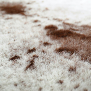Tapis peau de bête - Imitation vache tachetée claire - Marron et blanc - gros plan