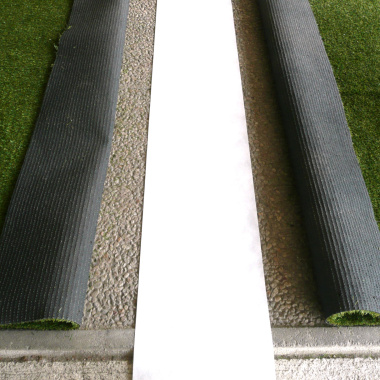 Mise en place de la bande de jonction sous les lés de gazon synthétique