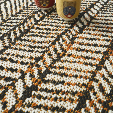 Tapis d'extérieur ou de salon - Motifs graphiques - Noir, crème et terracotta - gros plan