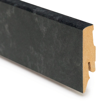 Plinthe grise pour parquet stratifié Pierre Gris Manganèse, mise en avant du profil et du relief