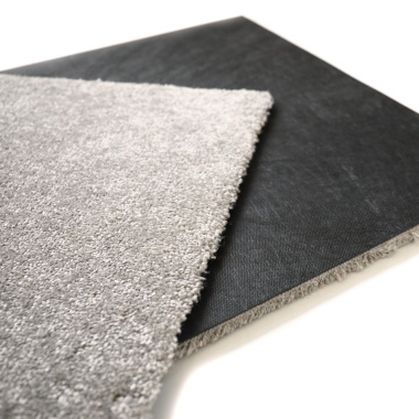 Dalle moquette velours gris clair, très bonne isolation phonique et acoustique