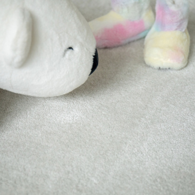 Moquette ultra douce Pulse gris perle avec peluches, ambiance chambre enfant