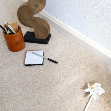 Tapis sur mesure ultra doux Kawaii - Beige nude avec sculpture décorative et accessoires dans une ambiance contemporaine