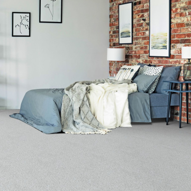 Tapis sur mesure Re-life gris argent en polyester recyclé posée dans une chambre cosy