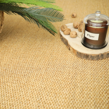 Sisal Tulum teinte miel avec planche en bois, noix et bougie dans une ambiance cocooning