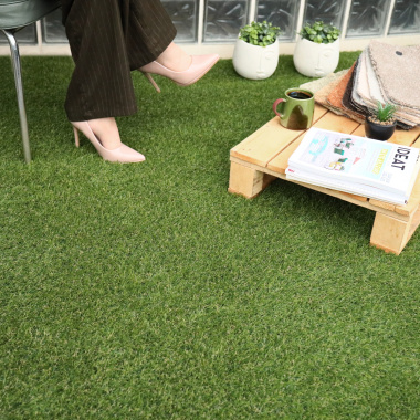 Gazon synthétique FireGuard 25mm conforme ERP pour événements familiaux