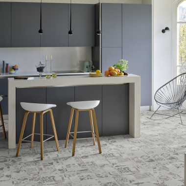 Ambiance graphique chic avec Dalle PVC clipsable rigide Ultime Plus en finition extra mate