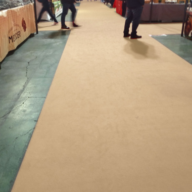 Moquette sable Stand Expo filmé, allée élégante au style tapis rouge pour événements