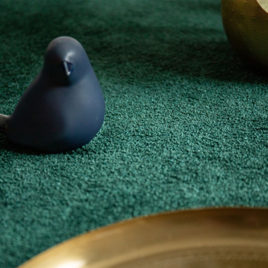 Moquette ultra douce Pulse vert forêt, surface dense avec oiseau décoratif