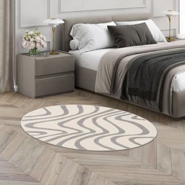 Tapis rond Belle-Île vagues grises et crème, ambiance cocooning dans chambre moderne