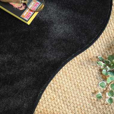 Tapis contemporain de forme organique Hypnose noir velours - gros pla