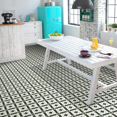 Sol Vinyle Style noir et blanc à motif graphique dans déco de cuisine colorée