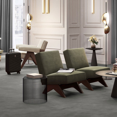 Moquette haute résistance Sylon gris minéral revêtement textile dans un salon contemporain