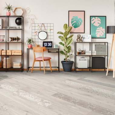 Sol Vinyle Textile - Relief 3D - Imprimé parquet clair effet pochoir volutes dans une pièce mêlant bois et pastels