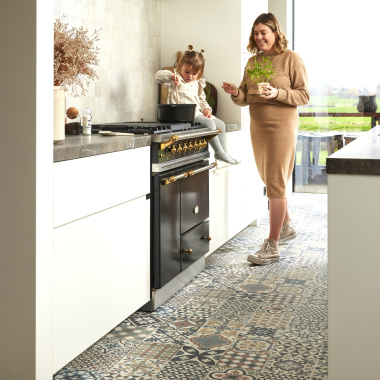 Carreaux de ciment Élise multicolore, Sol Vinyle Textile Relief 3D dans espace cuisine lumineux et familial