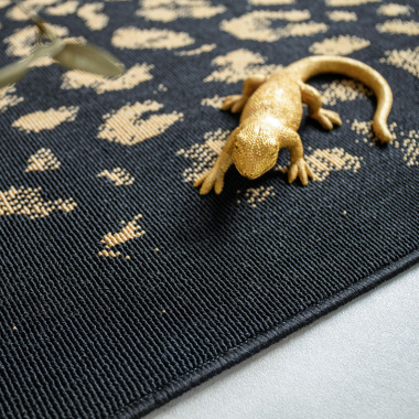 Tapis salon léopard noir et doré avec contraste chic et design tendance