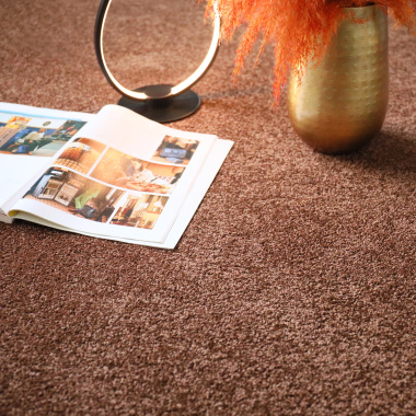 Moquette Lumicolor marron auburn avec lampe design et magazine sur le sol