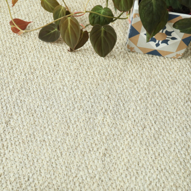 Tapis sur mesure en sisal Tulum blanchi avec feuillage tombant dans un cache-pot à motif