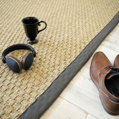 Tapis jonc de mer Paro fin natté finition gris anthracite - salon