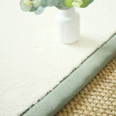 Tapis doux poils longs Touch blanc crème ganse lin vert sauge - zoom