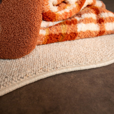 Finition bordure surjet ton sur ton du tapis Latoon grège en laine