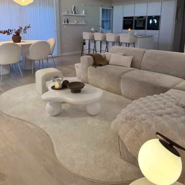 Tapis Hypnose forme organique beige nude dans salon contemporain ouvert sur cuisine