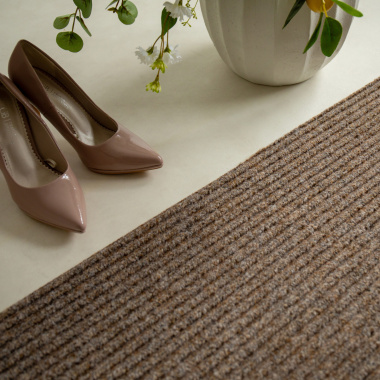Tapis de propreté beige, texture structurée et design discret