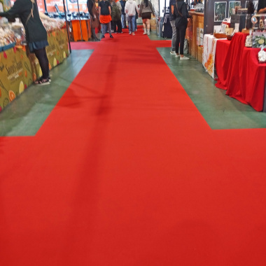 Moquette Stand Expo rouge vif, sol textile économique pour stand professionnel
