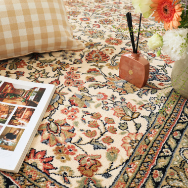 Ambiance feutrée sur tapis Mamie in love corail doux avec fleurs et lecture détente