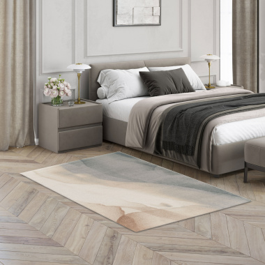 Tapis Élégie motif aquarelle fibres R-PET recyclées dans chambre élégante parquet chevron