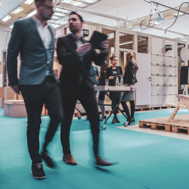 Moquette aiguilletée filmée Stand Event Turquoise, solution pratique pour zones de passage