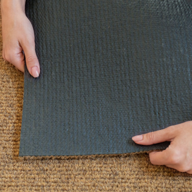 Tapis de couloir et d'entrée aspect coco - Antidérapant au mètre montrant le dessous conçu pour assurer sa stabilité