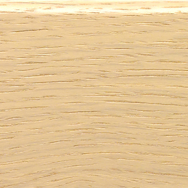 Zoom sur la texture chêne brut de la plinthe pour parquet chêne blanchi