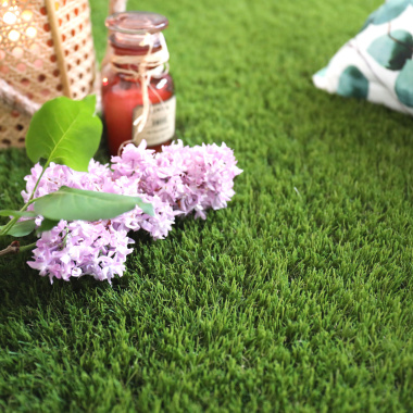 Ambiance douce sur gazon synthétique Liberté 100 % recyclable 45mm aux fibres satinées
