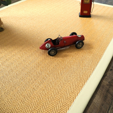 Tapis Sisal Veracruz - Chevron - Miel - ganse coton écru - Vue de loin