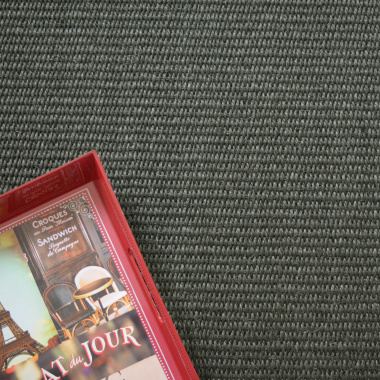 Ambiance salon avec tapis Quintana en sisal foncé et plateau déco coloré