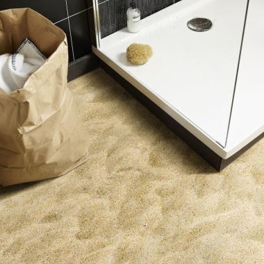 Revêtement PVC Relief 3D motif plage de sable installé dans une salle de bain pour une ambiance naturelle et apaisante