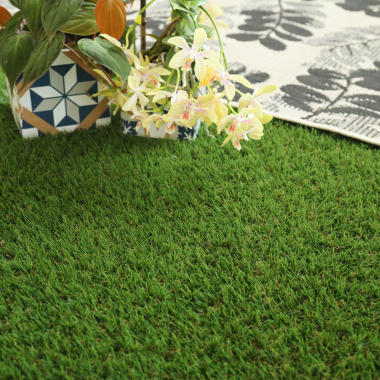 Ambiance végétale sur gazon synthétique Alice - 35mm à mémoire de forme