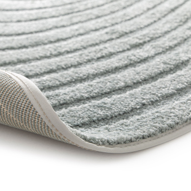 Détail du dessous du tapis en relief Circle - Cercle gris bleuté, forme ovale souple