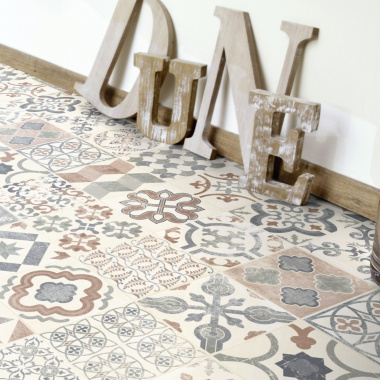 Tapis Vinyle Carreaux de ciment - Naturel en pièce à vivre lumineuse