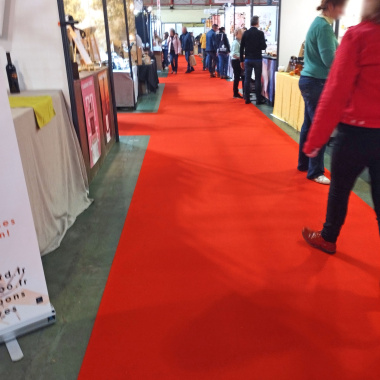 Moquette expo Stand Event orange sanguine, fond de scène discret pour stands et expositions