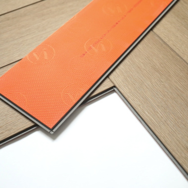 Parquet vinyle rigide Ultime - Pose clipsable bâton rompu - Chêne amande - gros plan