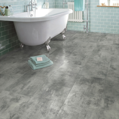 alle de bain rétro avec sol en Dalle Sol PVC - Effet métal brut gris