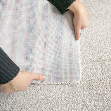 Moquette ultra douce Pulse argile beige, envers textile souple et finition dense